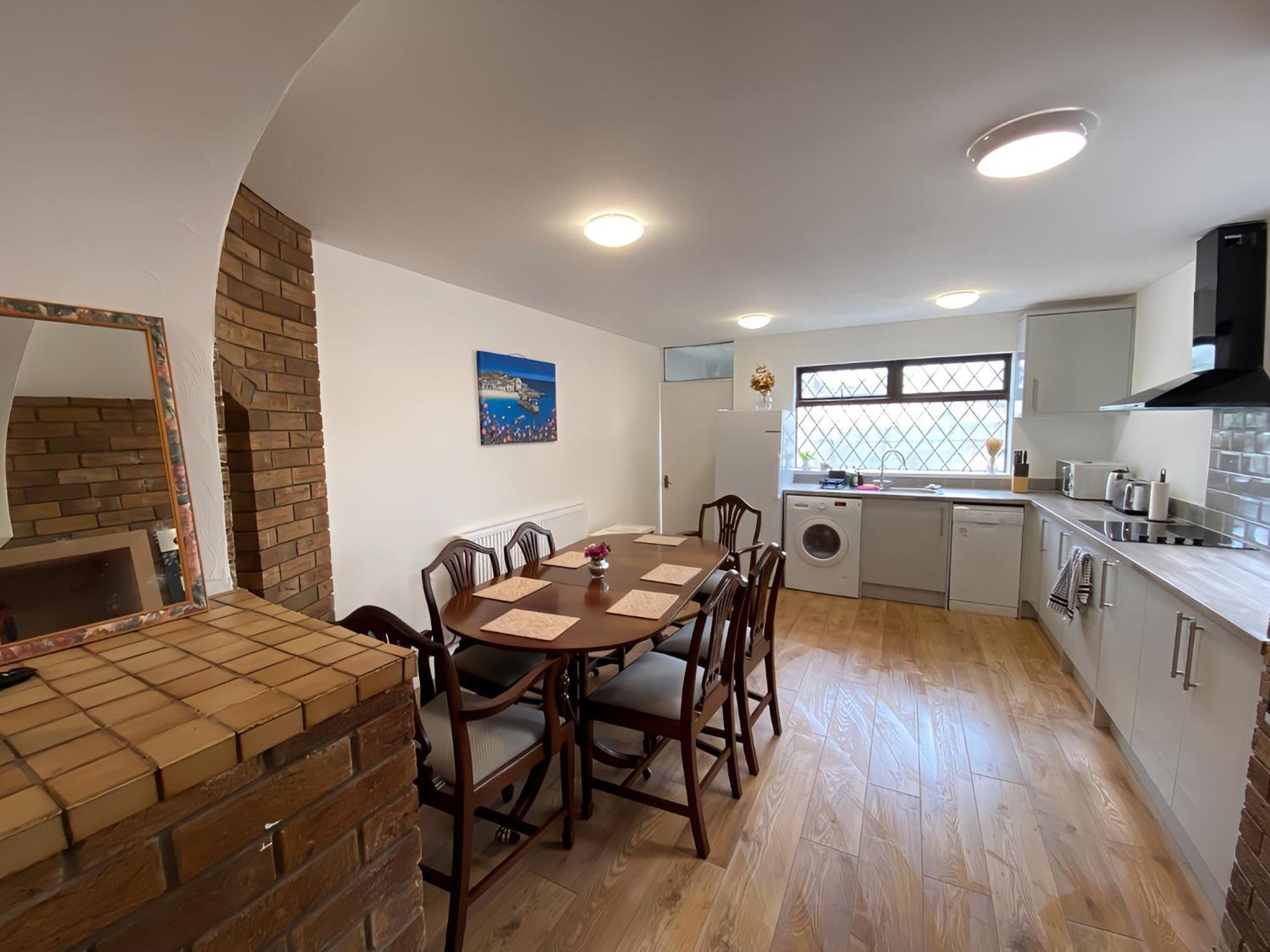 4-Bedroom Home - Perfect For Those Working In Bridgend - By Tailored Accommodation Extérieur photo